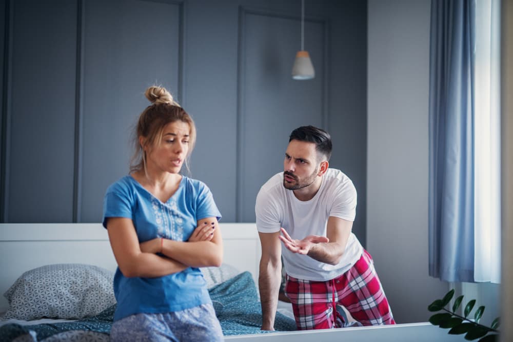 Hay, sin embargo, una actitud “espanta amores” y es cuando la plática entre parejas se convierte en un interrogatorio, se agobia a la pareja con preguntas constantes, y se utilizan palabras irónicas o sarcásticas, la temida “lengua escorpiónida” que todos temen, de doble sentido, que desconciertan a los demás y despierta actitudes recelosas o de sospecha.