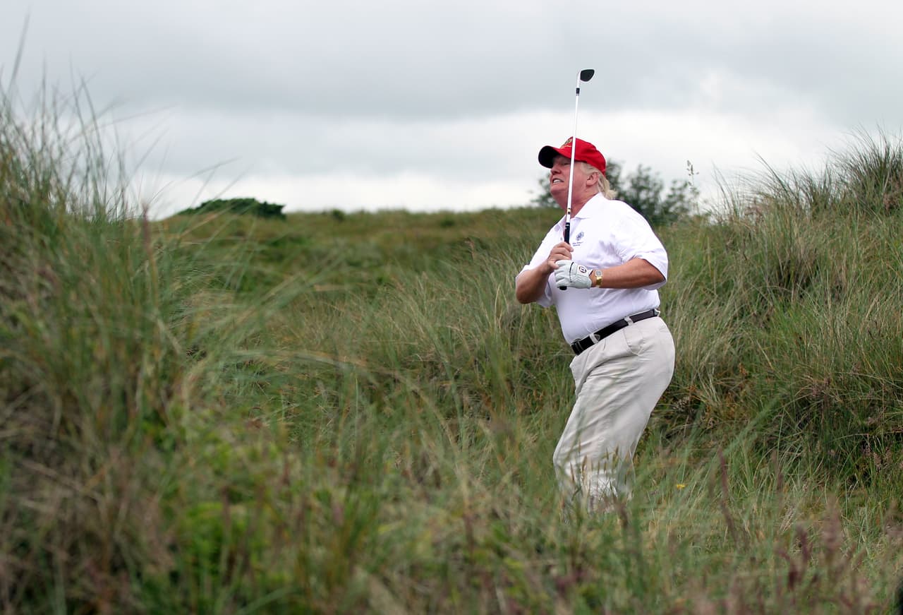 <b>Jugará más golf que Barack Obama, a quien criticó por años.</b> "Voy a estar trabajando para ti. No voy a tener tiempo para jugar golf", dijo Trump en agosto de 2016, durante la campaña. Aunque
<a href="https://www.univision.com/noticias/trending/trump-ha-jugado-al-golf-13-veces-en-9-semanas-despues-de-criticar-a-obama-por-practicarlo"> por años criticó a su predecesor porque, según él, jugaba mucho golf,</a> desde su llegada a la Casa Blanca hasta el 13 de octubre de 2019 el magnate ha visitado sus clubes de golf en al menos 223 y oportunidades
<a href="https://trumpgolfcount.com/displayoutings"> <u>y se ha tomado en este divertimento más de 2,000 horas</u></a>. Según el sitio
<a href="https://trumpgolfcount.com"><i> <u>trumpgolfcount.com</u></i></a>, que monitorea su tiempo de juego y los costos de los viajes a sus clubes, se han gastado en el pasatiempo favorito de presidente unos 110,000,000 de dólares de los contribuyentes. Las proyecciones indican que a este ritmo Trump visitará clubes de golf 323 veces en su periodo presidencial y lo haría 645 veces de continuar en un segundo mandato. Obama jugó golf 306 veces durante sus ocho años como primer mandatario.