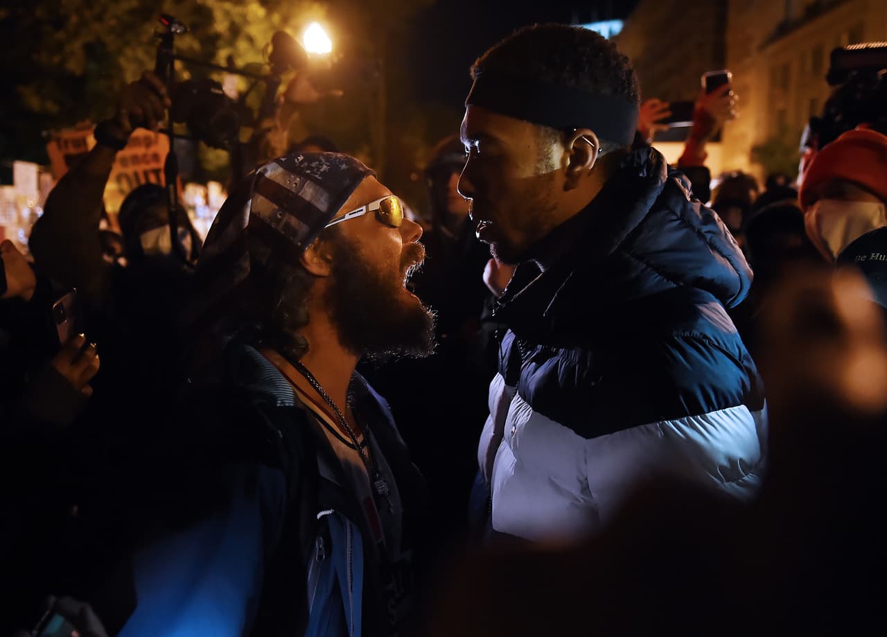 <b>Un tenso día electoral frente a la Casa Blanca. </b> Partidarios de Trump y manifestantes del movimiento 
<i>Black Lives Matter </i>se encontraron frente a la mansión presidencial, creando un momento de tensión antes de los resultados de las elecciones el 3 de noviembre.