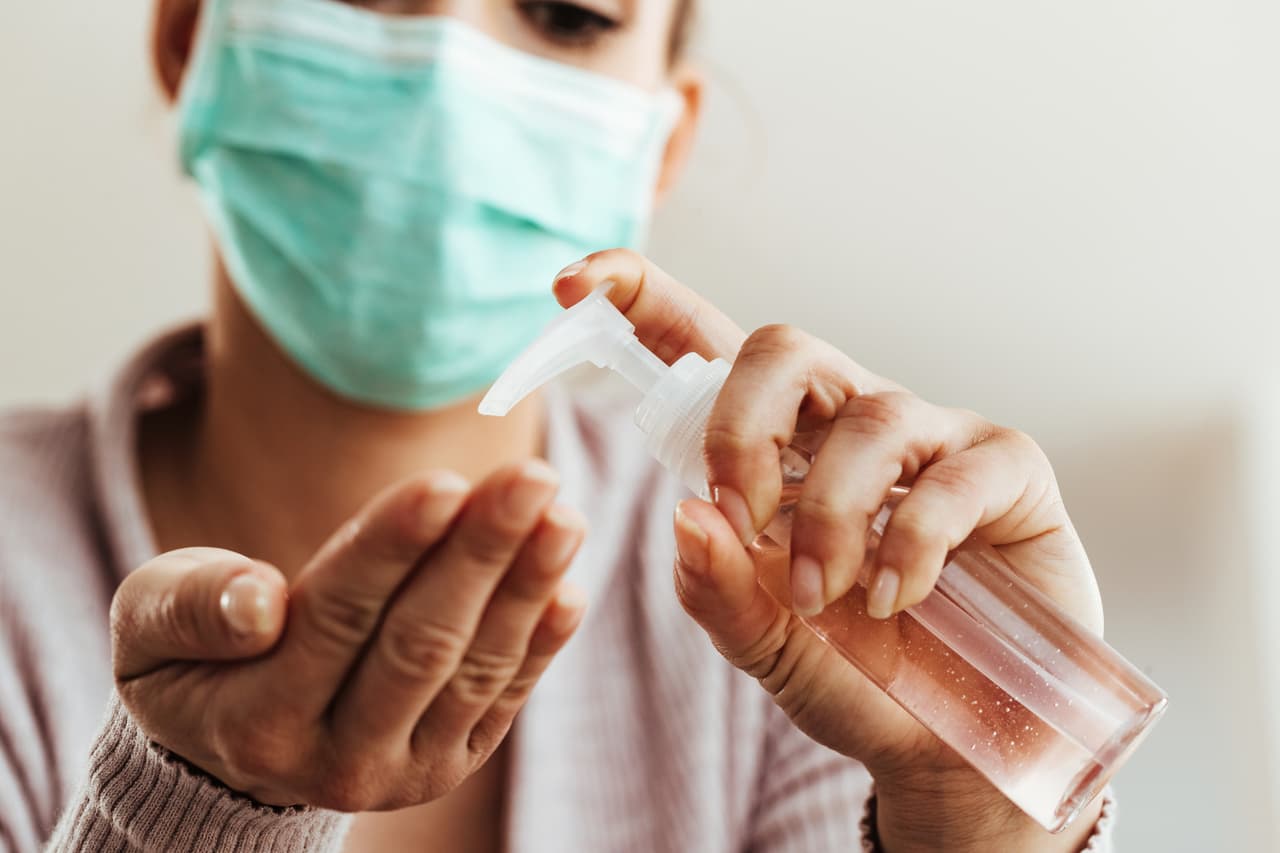 La agencia precisó que en el transcurso de la pandemia del 
<a href="https://www.univision.com/temas/coronavirus">coronavirus</a> se ha generado un fuerte aumento en los productos desinfectantes para manos de México, mismos que contienen alcohol etílico "pero dieron positivo por contaminación por metanol (...) un ingrediente que no es aceptable en este tipo de desinfectantes o medicamentos". Esta sustancia, se lee en el documento, "puede ser tóxica cuando se absorbe a través de la piel y puede ser mortal cuando se ingiere".
<br>