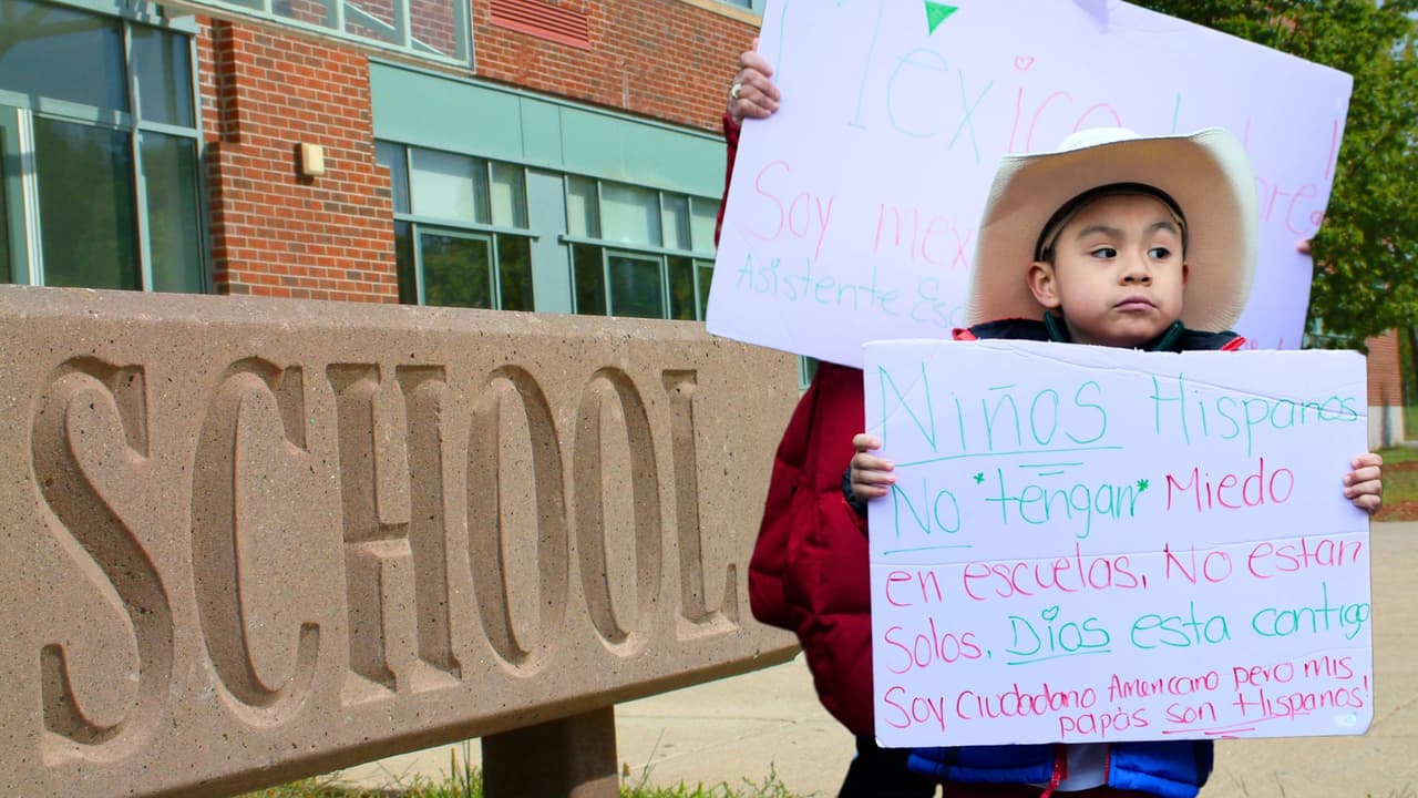 Juez federal rechaza una demanda que buscaba prohibir redadas de ICE en escuelas 
