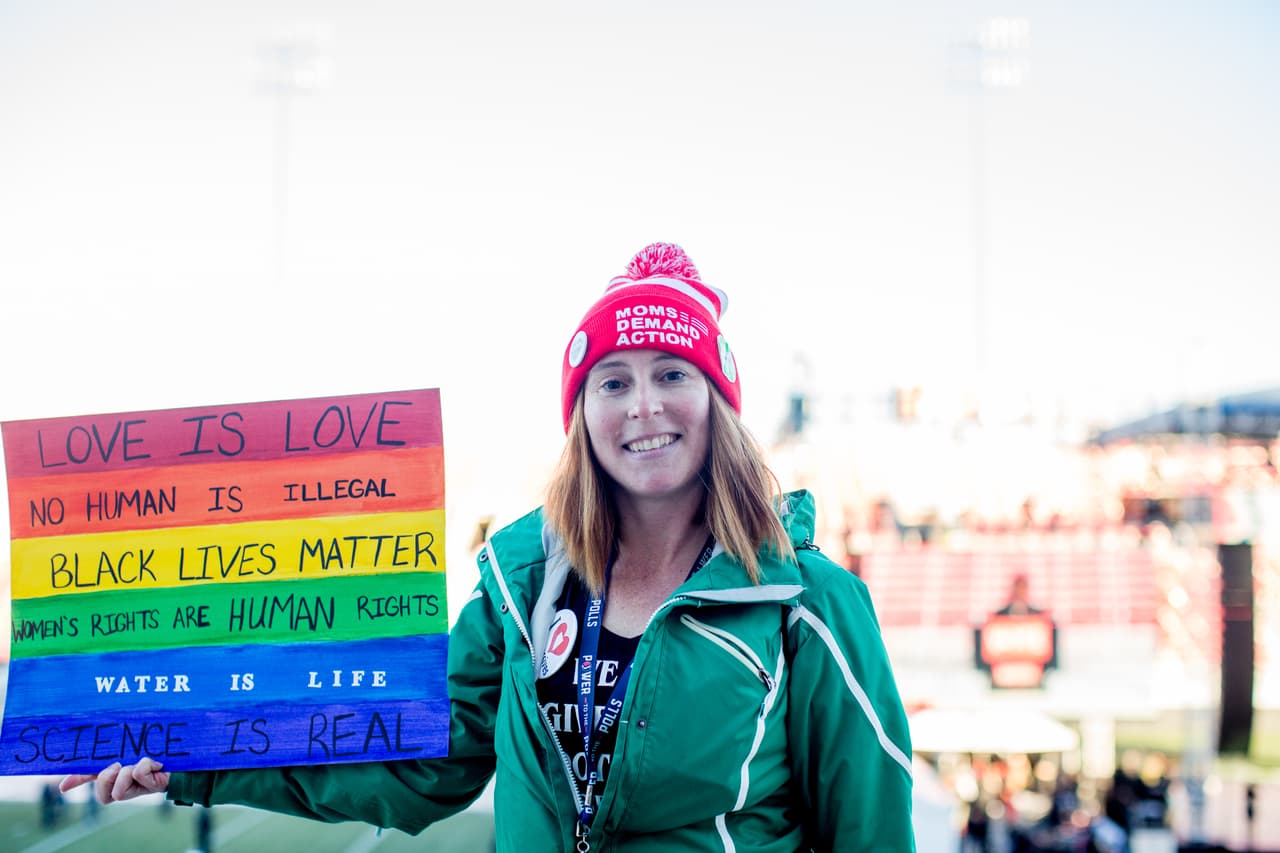 "Amor es amor, ningún ser humano es ilegal, las vidas de los afroamericanos importan", algunos de los mensajes que preparó Elizabeth Becker de 
<a href="https://momsdemandaction.org/">Moms Demand Action</a>, un grupo que trabaja para acabar con la violencia causada por las armas.