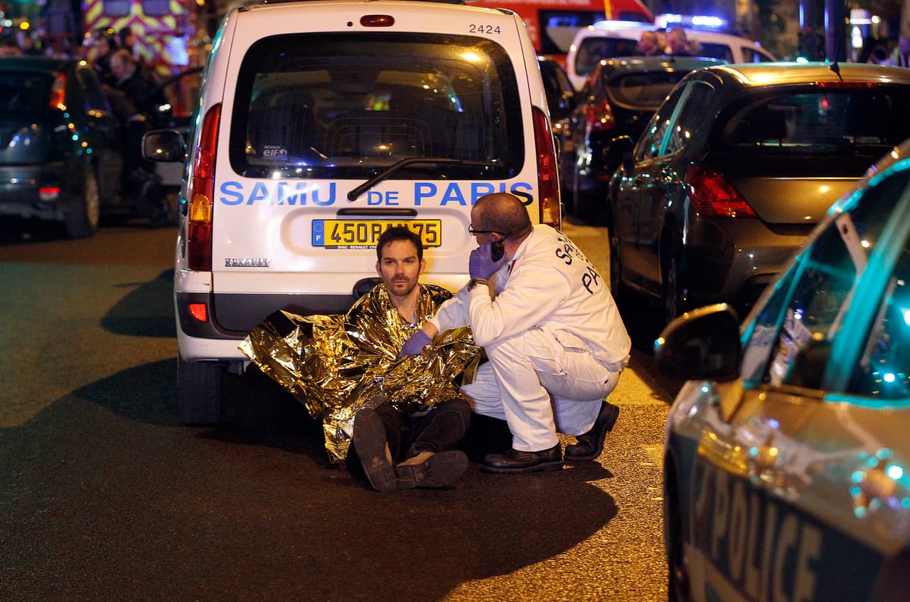 Un herido recibe atención médica cerca de Le Bataclan.