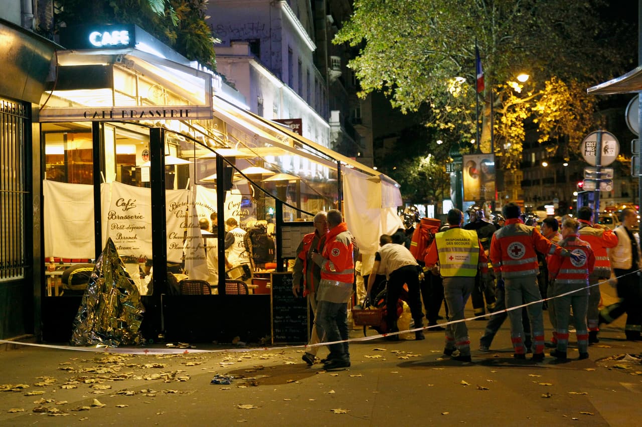 Policía y médicos reunidos cerca del Boulevard des Filles du Calvaire, donde también se reportó un ataque.