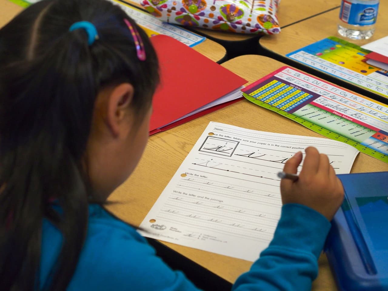 <b><a href="https://www.atlantapublicschools.us/" target="_blank">Escuelas Públicas de Atlanta </a></b>
<br>
<br>La política permanece sin cambios. 
<b>Se requieren tapabocas en todas las instalaciones de las Escuelas Públicas de Atlanta (APS). </b>Sin embargo, APS está en proceso de revisar sus protocolos COVID-19 para el año escolar 2021-2022, incluido el uso de máscaras dentro de los edificios del distrito. 
<b>Cualquier revisión de los protocolos de APS COVID-19 se compartirá con la comunidad antes del inicio del nuevo año escolar el 5 de agosto.</b>
<br>