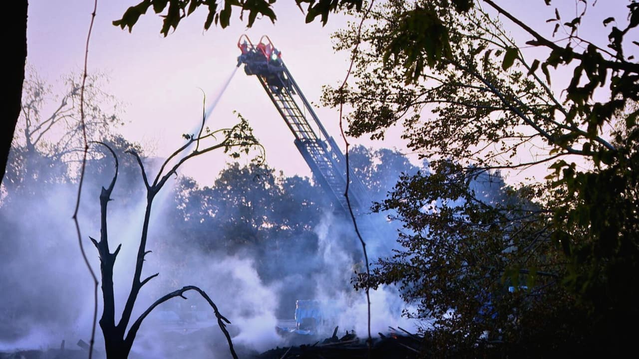 Los fuertes vientos en la zona facilitaron 
<b>la propagación del incendio a las estructuras cercanas</b>. Ante la magnitud del fuego, 
<b>se elevó la respuesta a tres alarmas, lo que movilizó a unos 70 bomberos</b>. Las llamas se extendieron a al menos seis edificios comerciales y una estación de transferencia cercana.