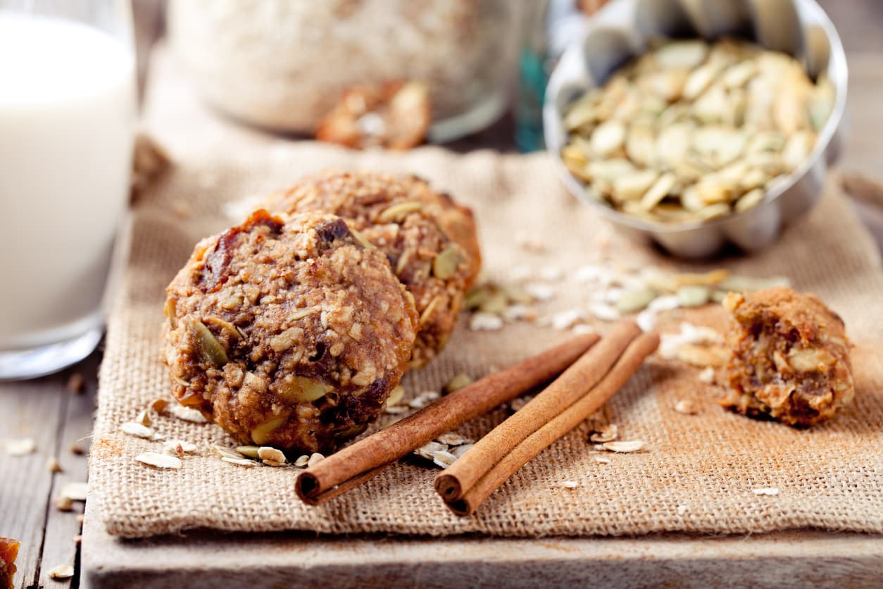 Estas bolitas hechas con mantequilla de cacahuate, avena y semillas son ricas, saludables y súper fáciles de preparar.
