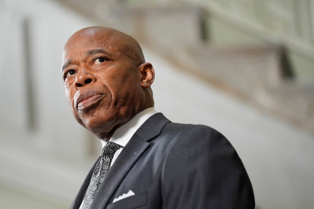 <b>Eric Adams (alcalde): </b>
<a href="https://www.univision.com/noticias/politica/que-se-sabe-de-la-investigacion-contra-el-circulo-cercano-del-alcalde-de-nueva-york-eric-adams" target="_blank">Sus teléfonos y iPad fueron confiscados por agentes del FBI en noviembre de 2023.</a> Adams ha negado cualquier irregularidad y afirma no tener conocimiento de actividades ilegales. Está cooperando con las investigaciones y ha entregado documentación para respaldar su inocencia.