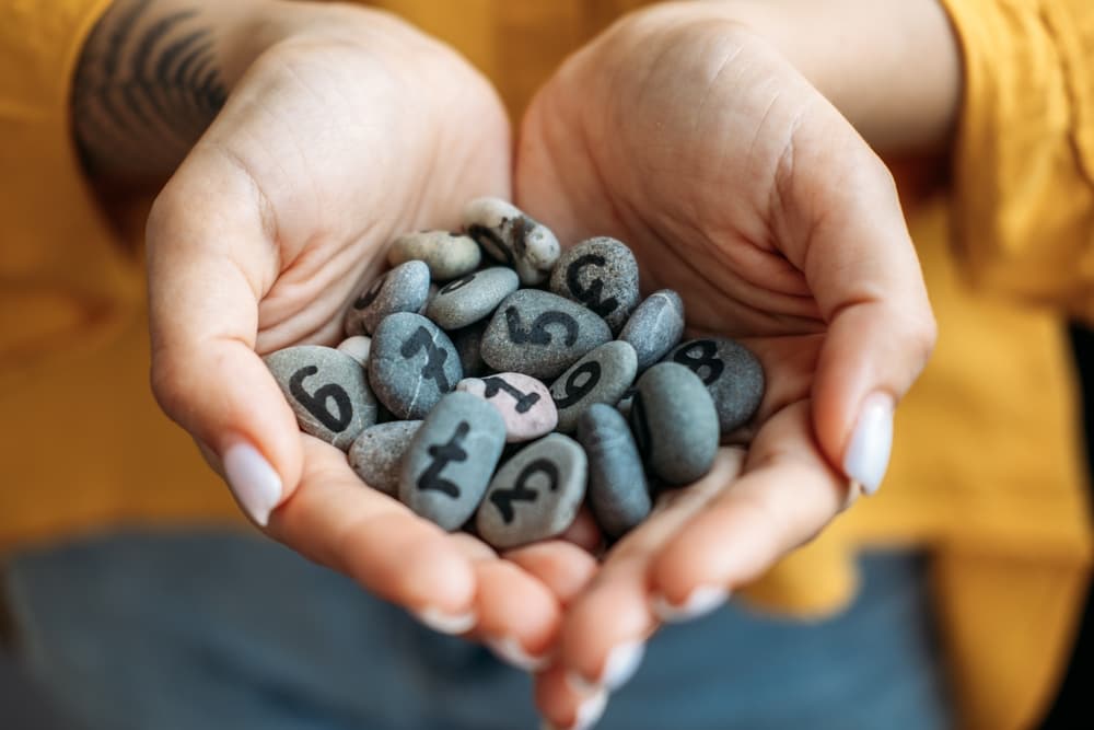 En el mundo sutil, los números tienen un significado muy específico, su interpretación ayuda desde predecir sucesos, ver cómo nos relacionamos y hasta de qué forma pueden definir la personalidad. Si sientes curiosidad por saber qué significa cada uno aquí te explicamos que quieren decir para que puedas entenderlos.