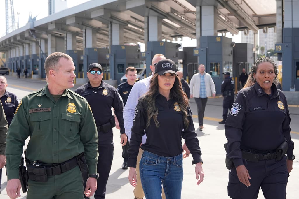 La Secretaria de Seguridad Nacional, al centro, declaró que 
<b>los cruces de inmigrantes</b> se han reducido dramáticamente. En una entrevista exclusiva con 
<b>NewsNation</b> dijo que 
<b>el descenso en los cruces ilegales es de 95%</b>.
