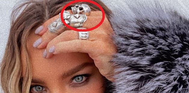 En ellas, la cantante trae en uno de los dedos de su mano izquierda un anillo en forma de calavera. Nodal tenía uno igual. 
<br>