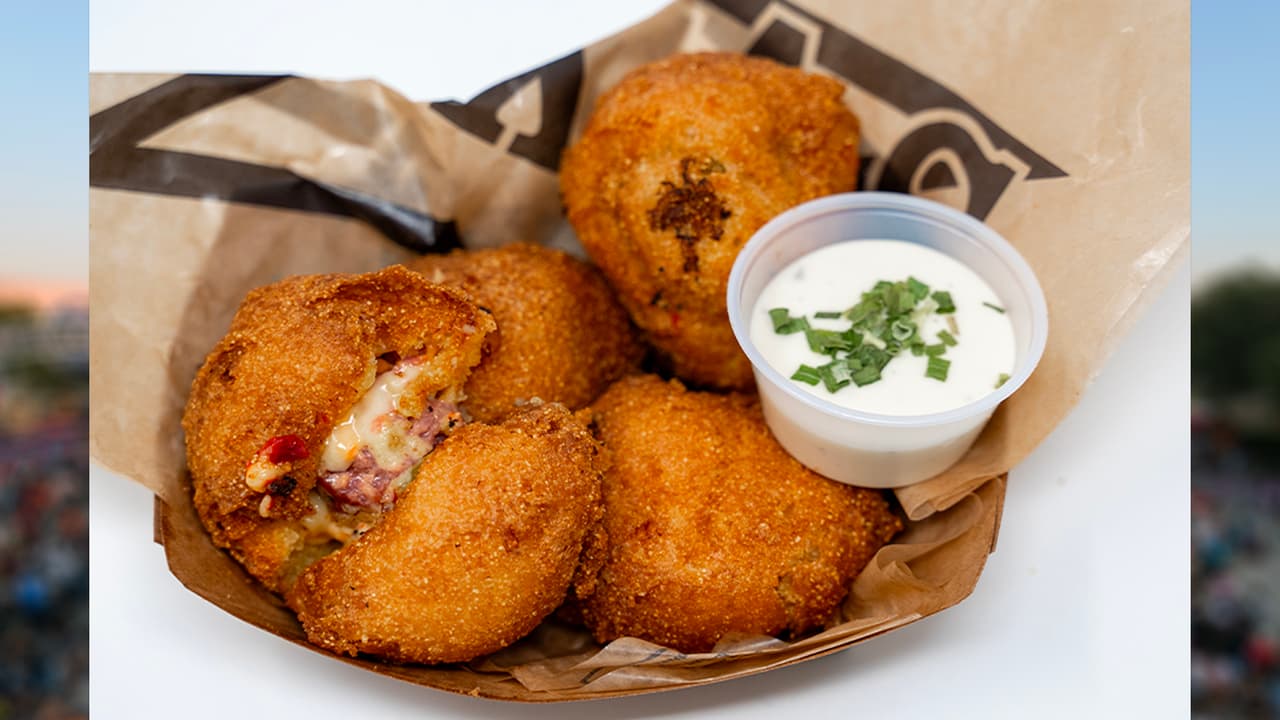 <b>CORNBREAD SAUSAGE BOMBS</b> de Crazy Ottos & Gulf Coast Grill 
<br>
<b>¡Bombas de salchicha y pan de maíz fritas al estilo sureño! </b>Representa los cuatro principales grupos de alimentos de Texas: 
<b>Pan de maíz, salchicha ahumada, queso de pimiento y jalapeño</b>.