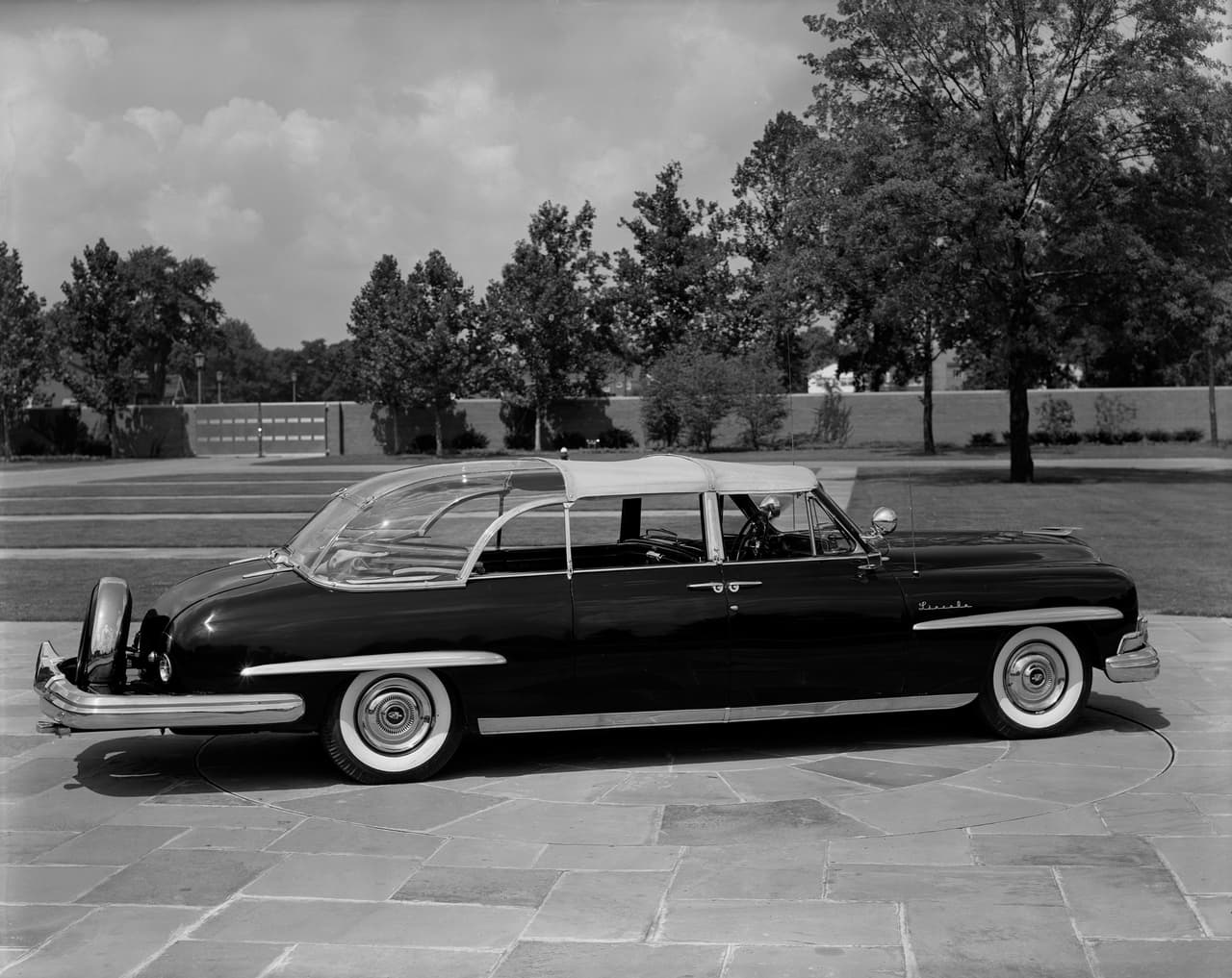 En 1950 el presidente 
<b>Truman</b> estrenó este 
<b>Lincoln Cosmopolitan de 1950</b>, con todos los avances técnicos de la postguerra y con un estilo moderno y futurista (para la época). El presidente 
<b>Dwight D. Eisenhower</b> le añadió un techo transparenete de plexiglás que le ganó el apodo de 
<b><i>Bubble Top</i></b> (techo de burbuja). El 
<i>Bubble Top</i> se mantuvo en la flota de la Casa Blanca hasta 1967 habiendo sido utilizado también por los presidentes 
<b>John F. Kennedy</b> y 
<b>Lyndon B.</b> 
<b>Johnson</b> en ocasiones especiales.