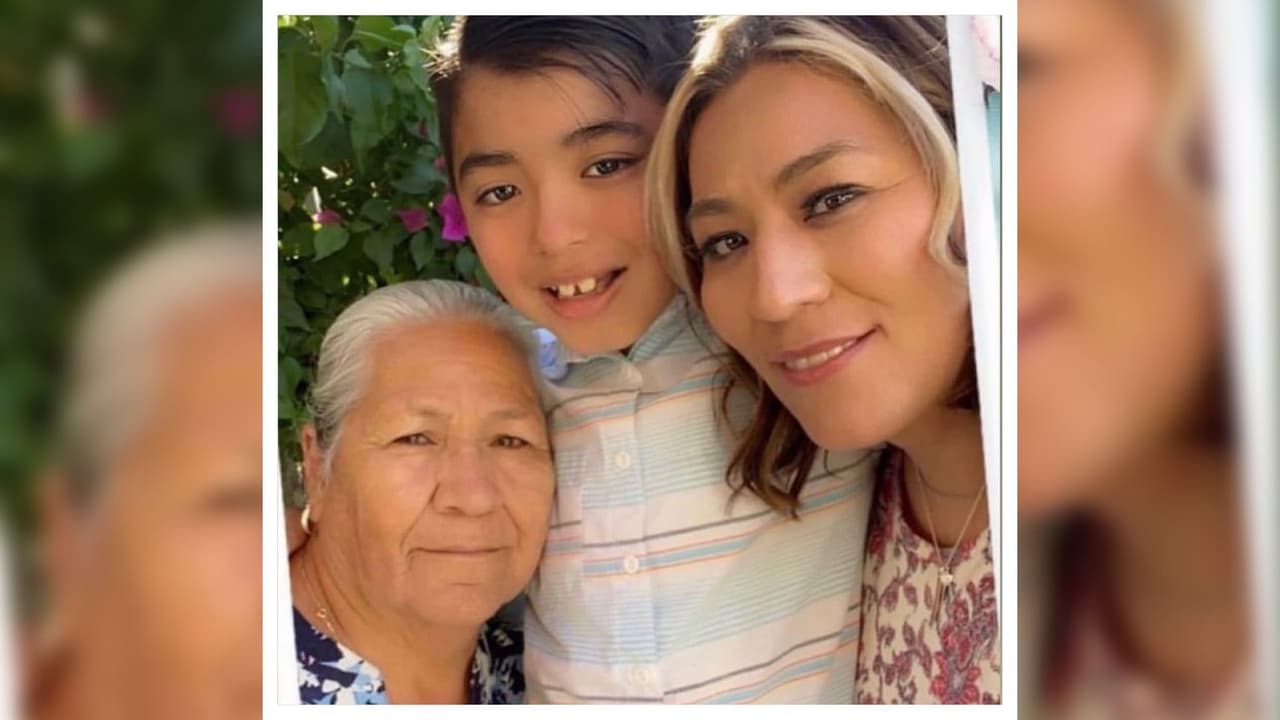 Juilán con su mamá y su abuela, los tres fallecieron por el accidente con el tren de Amtrak.