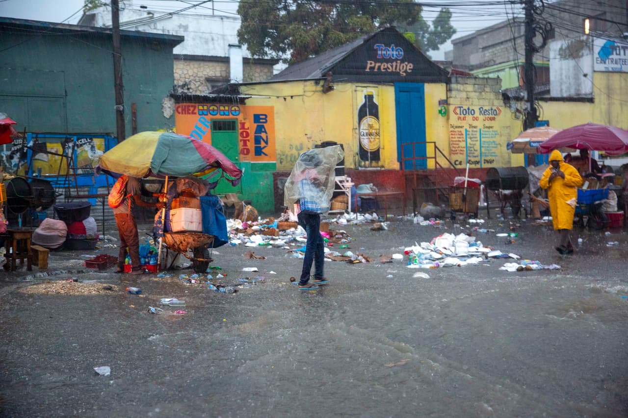 Una calle de Puerto Príncipe, la capital de Haití, en la mañana del domingo 23 de agosto. 
<br>
<br>Entre las víctimas se encuentra una niña de 10 años, que murió cuando un árbol cayó sobre una casa en el centro de Anse-à-Pitres, un pueblo en la frontera con República Dominicana.
<br>
<br>Una mujer falleció en Marbial (sureste) arrastrada por las aguas, mientras que otras tres personas, dos hombres y una mujer, perdieron la vida en distintos lugares del área metropolitana de Puerto Príncipe.
<br>