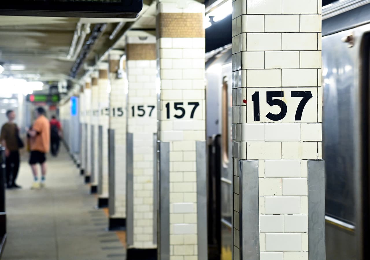 La estación 157 del metro de Nueva York está ubicada en la intersección de Broadway y 157th Street en Washington Heights, Manhattan.