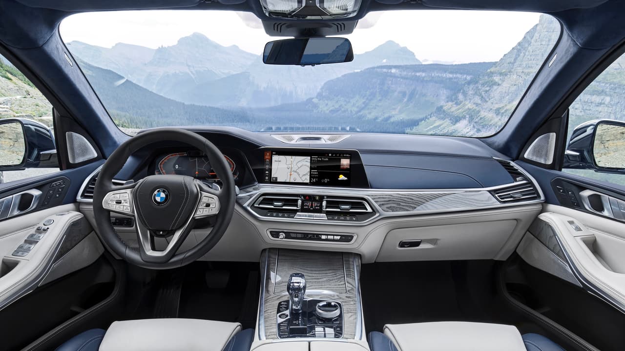 El interior de la BMW X7 2020 presenta un 
<b>nivel tecnológico impresionante</b>. Sus instrumentos y sus controles suplementarios, incluyendo sonido y navegación, están contenidos en dos pantallas de 12.3 pulgadas, una frente al conductor y la otra en el centros de un hermoso tablero de instrumentos y controles. El selector de cambios consiste de una palanca de aspecto tradicional pero controlada electrónicamente en la consola central junto a la perilla de control del sistema telemático.