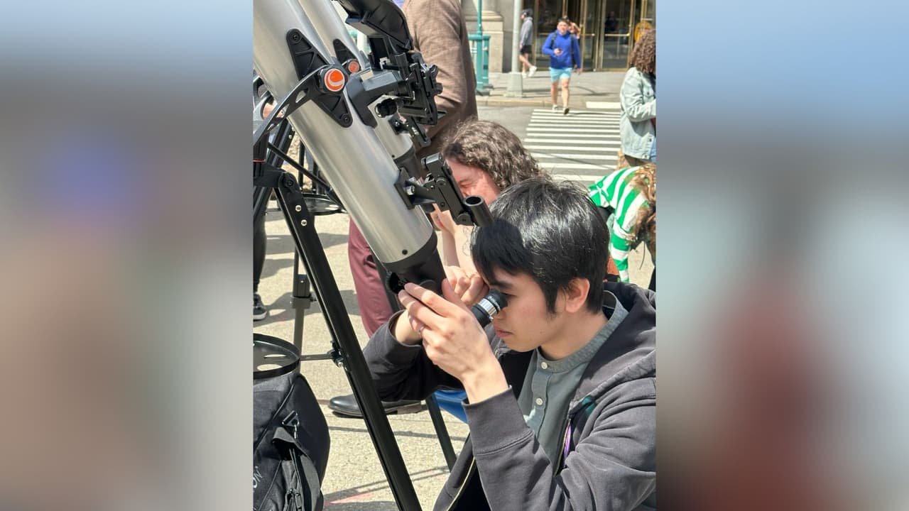 Varios astrónomos aficionados llevaron sus telescopios. Otros esperan capturar las imágenes con sus celular. Mira 
<a href="https://www.univision.com/local/nueva-york-wxtv/eclipse-de-sol-como-tomarle-fotos-manera-segura-telefono">aquí cómo puedes tomar fotos del eclipse</a> de manera segura con tu teléfono
<br>