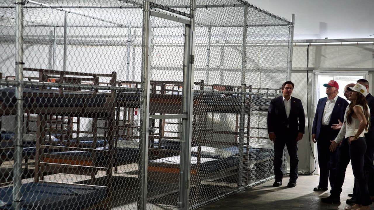 Cuestionan condiciones extremas para inmigrantes en nuevo centro de detención en Everglades