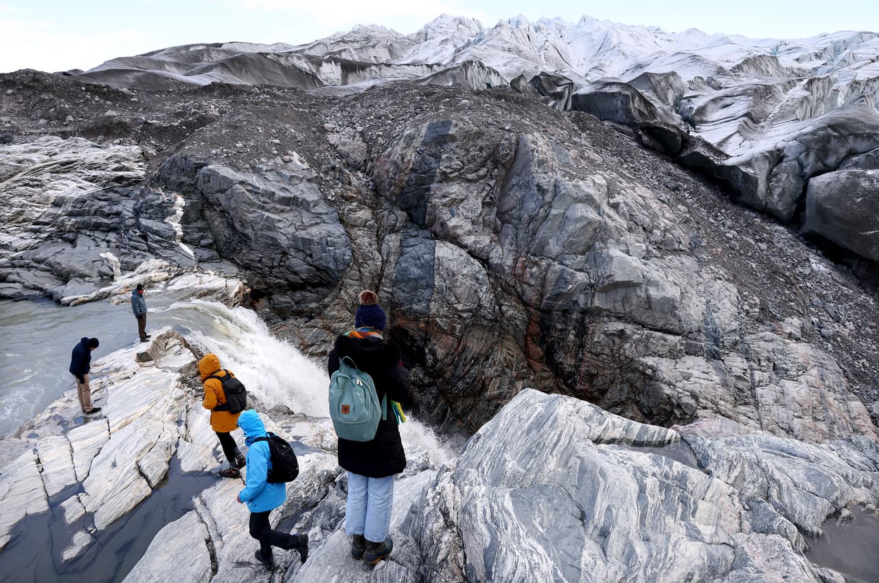 Turistas junto a una poderosa corriente de agua de deshielo en Kangerlussuaq, en septiembre de 2021. 
<br>
<br>Según el estudio, el promedio del deshielo de la isla habría elevado el nivel del mar global alrededor de un milímetro por año. Sin embargo, los picos de derretimiento de 2012 y 2019 excepcionalmente mayores aumentaron esta proyección.
<br>
<br>
<a href="https://www.univision.com/noticias/medio-ambiente/solo-un-cambio-radical-nos-salvaria-de-la-catastrofe-los-sombrios-pronosticos-de-100-expertos-en-el-clima-fotos-fotos"><u>Vea aquí los sombríos pronósticos de 100 expertos sobre el clima si la humanidad no hace cambios importantes</u></a>
<br>