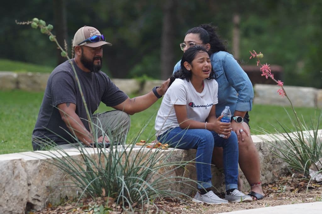 En la imagen, una niña llora junto a sus padres tras lo ocurrido.