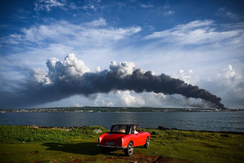 Así se ve la gran columna de humo desde el otro lado de la bahía.
