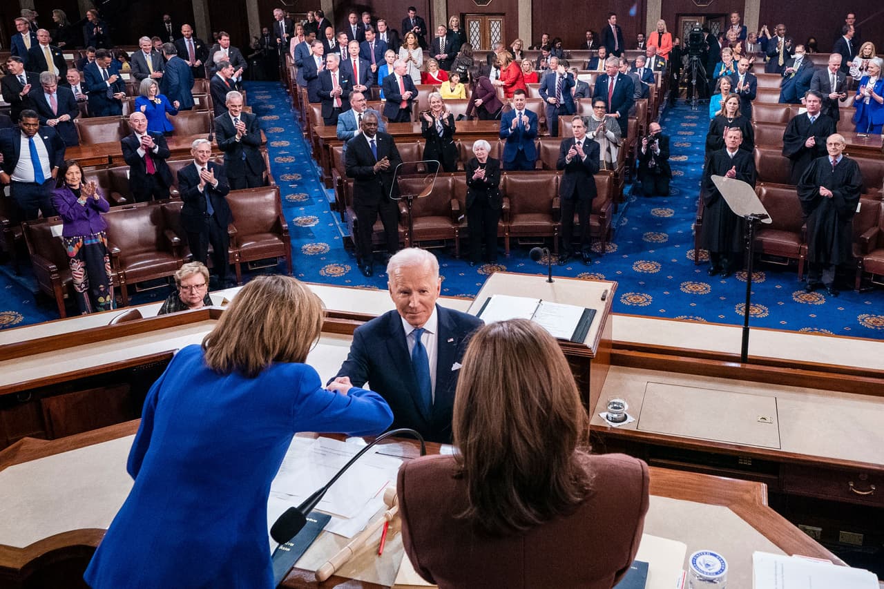 "Ahora es nuestro momento de enfrentar y superar los desafíos de nuestro tiempo. Y lo haremos, como un solo pueblo”, finalizó el presidente. Luego de despidió de Harris y Pelosi y se acercó a los congresistas en la sala.