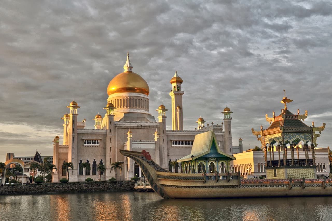 <b>Puesto 4. Brunei.</b> El petróleo representa más del 90% de las exportaciones de este pequeño país en la isla de Borneo, de unos 400,000 habitantes. El INB es de 77,188 dólares y sus ciudadanos no tienen que pagar impuestos. La esperanza de vida en Brunei es de 82.7 años.