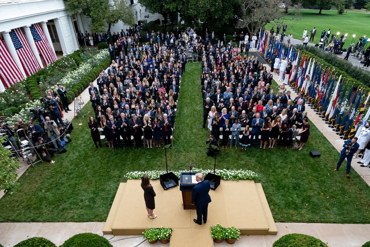 <b>El evento de la propagación del coronavirus (26 de septiembre)</b> Amy Coney Barrett, nominada a la Corte Suprema, se acerca al podio y al presidente Donald Trump durante una reunión con pocas medidas para evitar la propagación del covid-19 en la Casa Blanca. Al menos 12 asistentes, incluido el presidente, dieron positivo posteriormente al coronavirus. 
<b><a href="https://www.univision.com/noticias/elecciones-en-eeuu-2020/fotografia-interactiva-los-contagiados-de-covid-en-una-misma-reunion-con-trump-en-la-casa-blanca">Aquí puedes ver los contagios que se produjeron allí ese día</a></b>