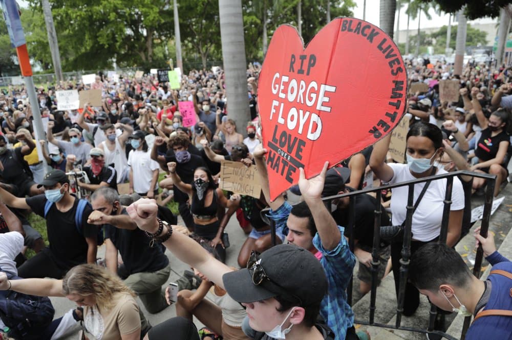 Las multitudinarias manifestaciones culminaron una semana de protestas casi constantes, más de lo que la nación ha visto en al menos una generación. Después de frecuentes episodios de 
<a href="https://www.univision.com/temas/violencia">violencia</a>, el ambiente tomó un tono más tranquilo por lo que muchas ciudades comenzaron a levantar los toques de queda. Como estas personas en imagen, arrodilladas durante una protesta pacífica en Miami.