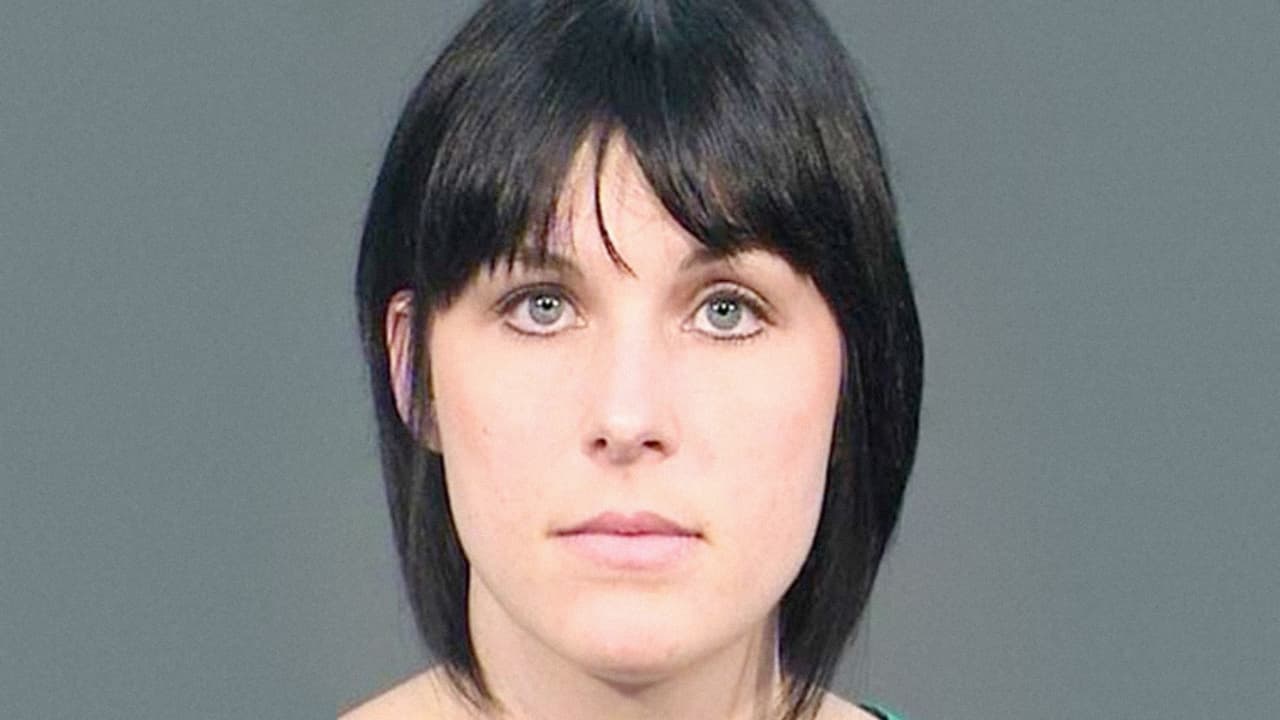 En 2011, Nadia Díaz, de 26 años de edad, fue arrestada en California por tener sexo con uno de sus estudiantes de 14 años.