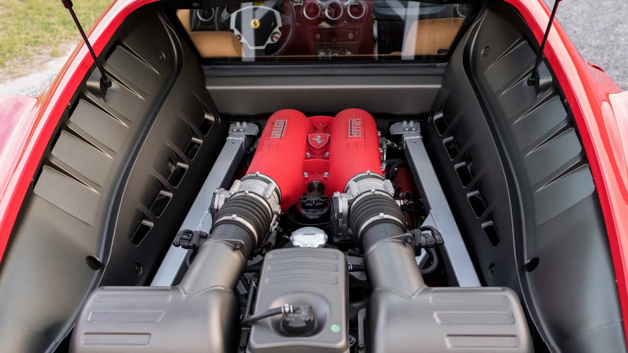 La gran novedad del F430 fue su 
<b>V8 de 4.3 litros</b>, un motor de diseño moderno y totalmente nuevo con el que Ferrari daba fin a la utilización de la familia de motores Dino que había visto la luz pública en los años 50. El F430 contaba con 483 caballos de fuerza y 343 lbs-pie de torque.