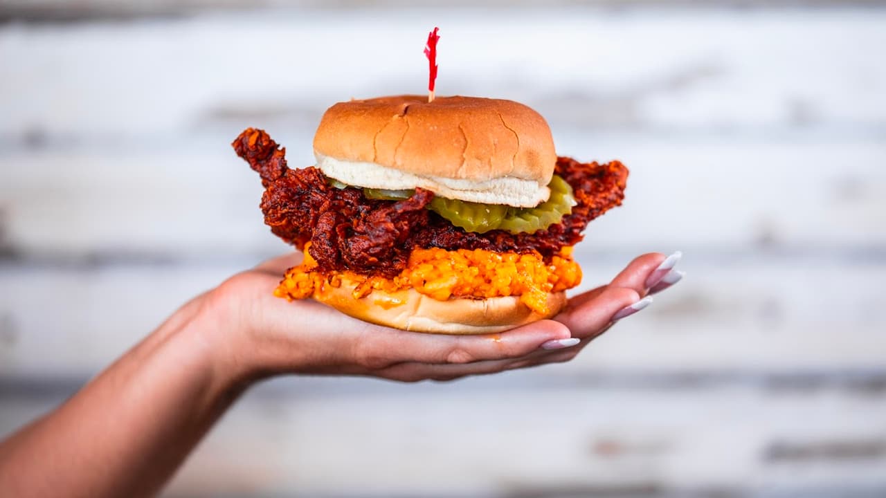 🍔 
<b>Nuevos platillos y ofertas para todos los gustos </b>llegan a la Feria Estatal de Texas, conoce parte su menú para este año 
<a href="https://www.univision.com/local/dallas-kuvn/localisimo/imagenes-comidamenu-nuevos-platos-feria-estatal-texas-fotos" target="_blank">haciendo clic aquí</a>, 
<i>¿cuál se te antoja?</i>