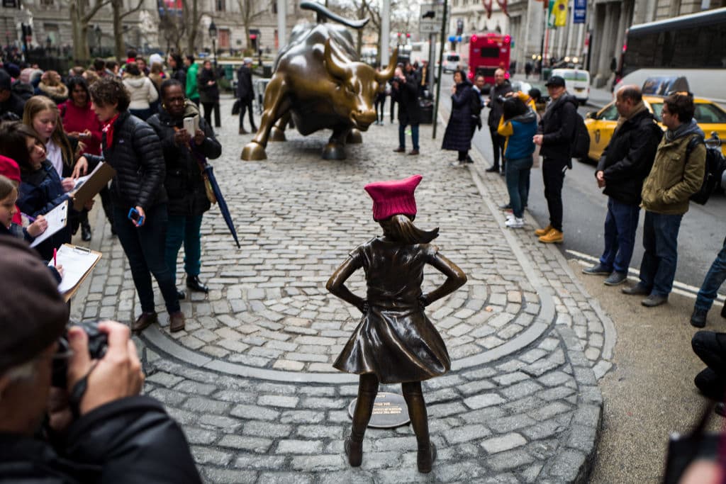 "Para destacar este esfuerzo y el poder de la mujer (en posiciones de) liderazgo, SSGA puso la estatua de una niña, representando al futuro, en el corazón de la capital financiera mundial", explicó en 
<b><a href="http://newsroom.statestreet.com/press-release/corporate/state-street-global-advisors-calls-3500-companies-representing-more-30-trill">un comunicado</a></b> la firma, que sin embargo sienta a apenas tres mujeres en su directorio de 11 miembros. "Creemos que la buena gobernanza corporativa es el resultado de un liderazgo fuerte, efectivo a independiente. Un factor clave de un liderazgo directivo efectivo es la diversidad, que requiere de directores con diferentes habilidades, bagajes y experiencia", agregó SSGA. (Getty Images)