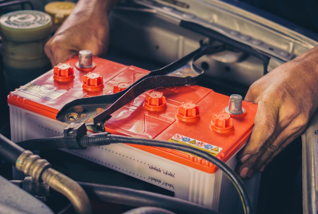 <b>Inspecciona la batería.</b> La capacidad de la batería de tu vehículo disminuye en climas fríos. Asegúrate de que el tuyo está en buen estado: con suficiente carga, líquido, etc.