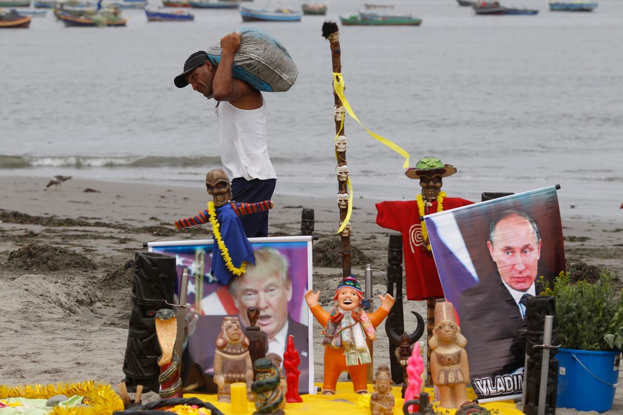 LIMA, PERÚ.- 
<b>Trump. Putin. Calamidades. </b>En la imagen, un pescador pasa por delante de un altar con imágenes de Donald Trump y Vladimir Putin, creado por un grupo de chamanes para su ceremonia anual de preaño nuevo, en la playa Agua Dulce. Según reporta AP, los chamanes que realizaron su ritual en la playa, advirtieron que sus visiones para 2017 estaban llenas de calamidades, incluyendo más ataques terroristas en toda Europa y un colapso total de la economía mundial.