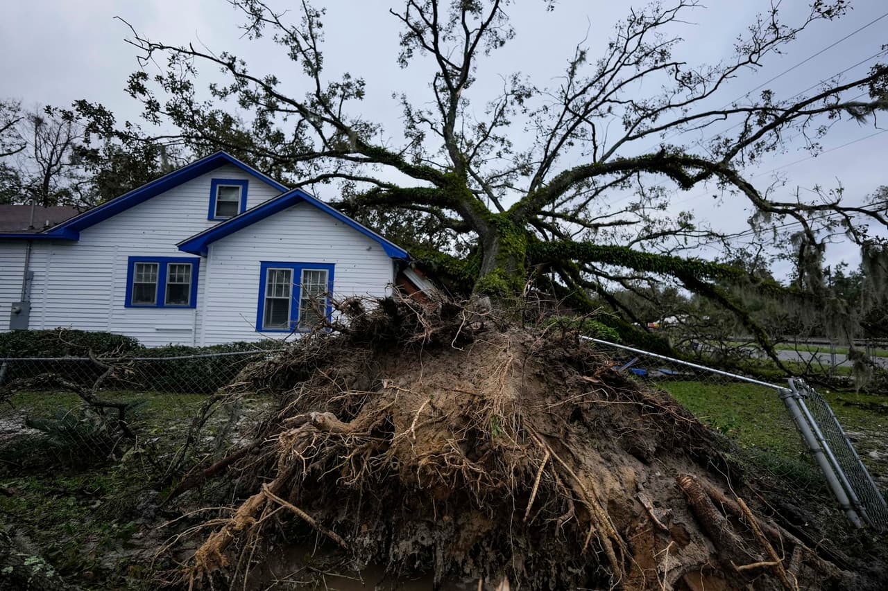 De las seis personas fallecidas que se contabilizan hasta el momento este viernes, 
<b><a href="https://www.univision.com/local/atlanta-wuvg/helene-georgia-muertes-costa-este" target="_blank">cuatro murieron en Georgia</a></b>.