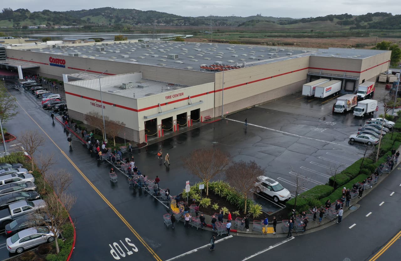 En los últimos días, las colas delante de supermercados y tiendas de alimentación han sido un denominador común en muchos países. En Estados Unidos, muchos ciudadanos se lanzaron a comprar comida, medicamentos y productos de higiene después de que la Organización Mundial de la Salud (OMS) declarara al coronavirus una pandemia.