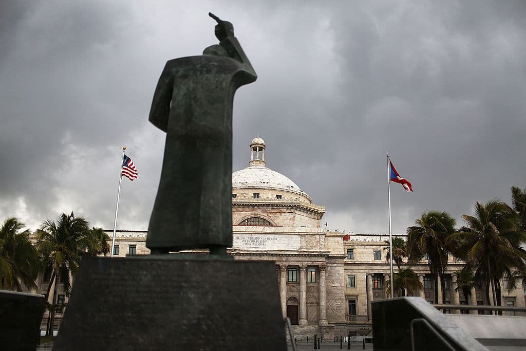 El Congreso de Estados Unidos tiene el poder de detener cualquier acción tomada por la legislatura en Puerto Rico, además mantiene control sobre asuntos económicos y fiscales. Muestra de ello es la 
<b>imposición de una Junta de Supervisión Fiscal</b> para buscarle salida a la crisis financiera que afronta la isla, un mecanismo establecido por y desde Washington. (Getty Images)