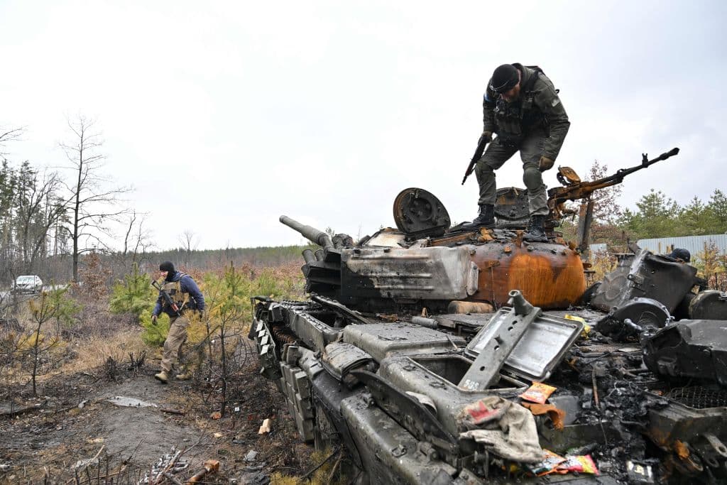 Un tanque armado ruso destruido a las afueras de Kiev.