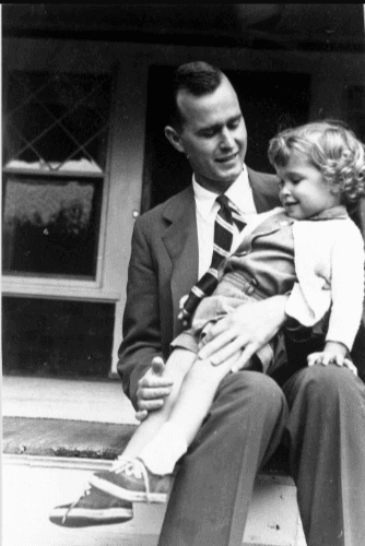 George Bush con la pequeña 'Robin' en brazos, en 1953. La niña murió tras meses de tratamiento en un hospital en Nueva York. Barbara Bush ha escrito mucho sobre la muerte de su hija. Describió como una agonía que se hizo más soportable por su relación con su esposo. 
<b>Esa tragedia que divide a muchas parejas en realidad había acercado aún más a los Bush</b>, señaló Susan Page, una biografa de la exprimera dama. Crédito: 
<a href="https://www.bush41.org/exhibits/permanent" target="_blank">Bush41</a>