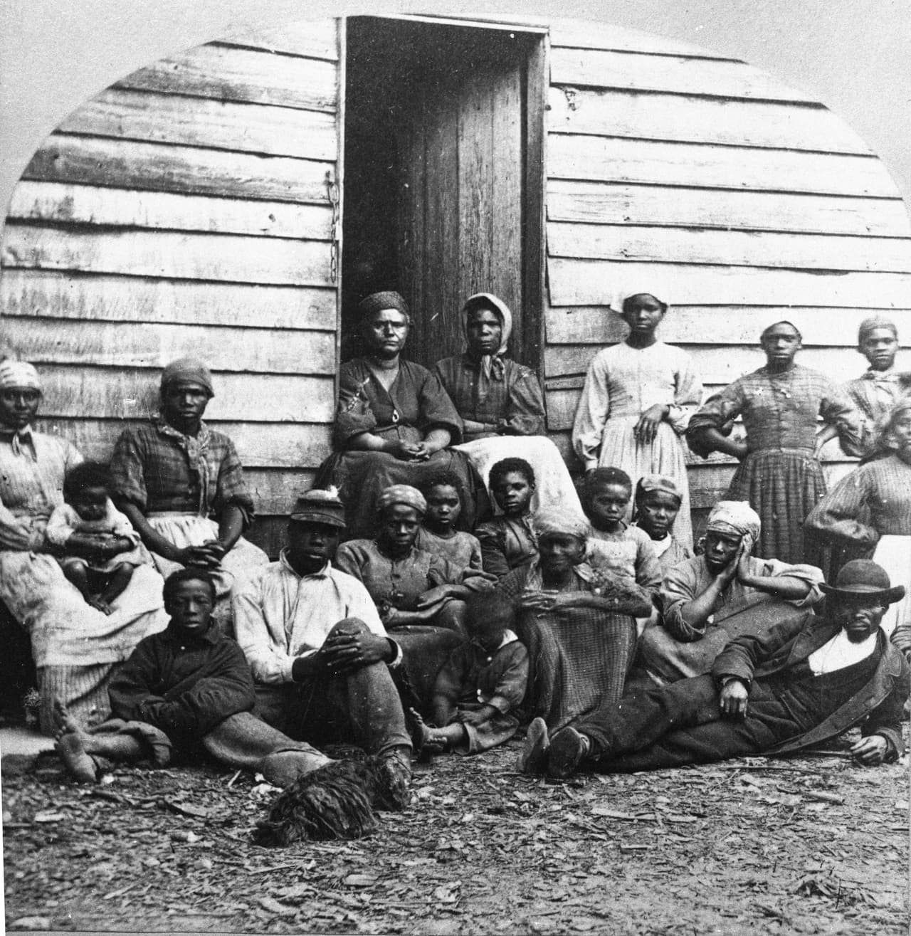 El 19 de junio de 1866 Gordon Granger, general de la Unión, 
<a href="https://www.pbs.org/wnet/african-americans-many-rivers-to-cross/history/what-is-juneteenth/"><u>leyó un documento</u></a> a los a los habitantes de Galveston, sur de Texas, donde les informaba oficialmente el fin de la esclavitud. Sin quererlo estableció la fecha en la que se conmemora el fin de siglos de opresión. En la fotografía un grupo de esclavos que huyeron a Virginia, donde ya podían ser libres, a mediados de la década de 1860. 
<br>