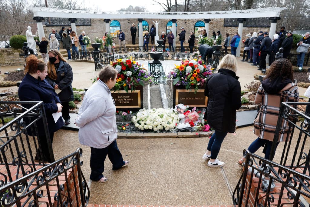 Flores y ramos de flores rojas, blancas, amarillas y rosadas se alineaban en el camino hasta la tumba y la tumba misma. Tras la ceremonia, los fanáticos, algunos con los ojos llorosos, caminaron lentamente junto a la tumba, deteniéndose para presentar sus respetos.