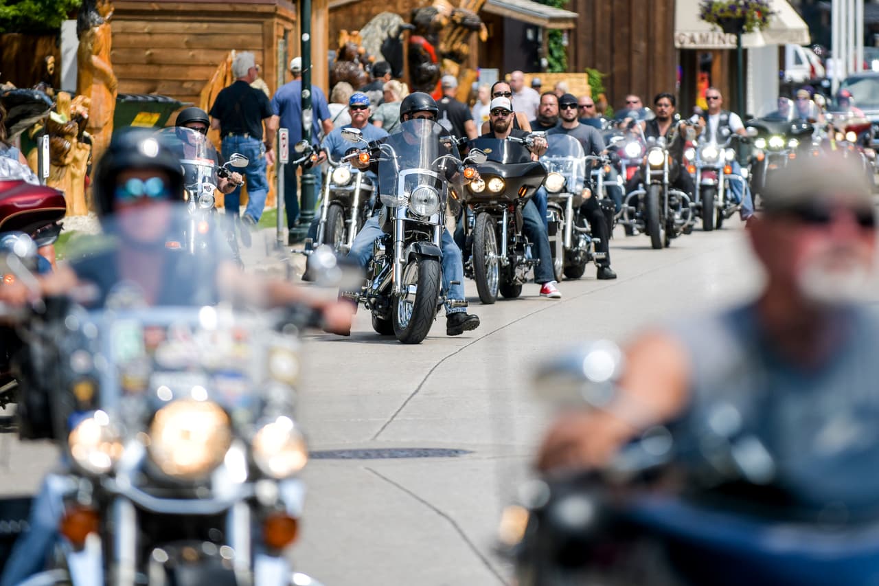 Los organizadores del evento informaron a la agencia AP que acudieron alrededor de medio millón de personas a Sturgis, una cifra que rebasó por mucho las expectativas dadas las restricciones sanitarias.