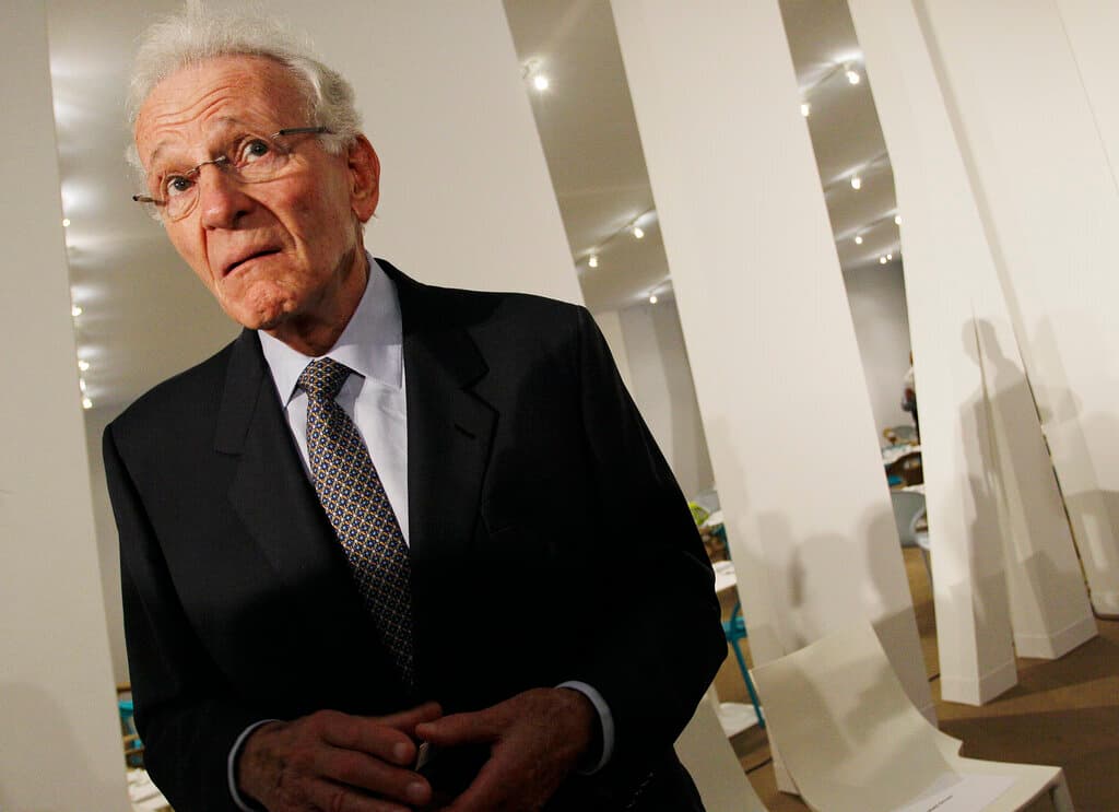 <b>Norman Braman</b> creó más de 
<b>$1.9 mil millones de fortuna</b> como distribuidor de autos. El magnate y coleccionista de arte llegó a ser el dueño de los Philadelphia Eagles, equipo de la NFL. A sus 90 años es uno de los propietarios de las 32 casas que se ubican en el "búnker multimillonario".