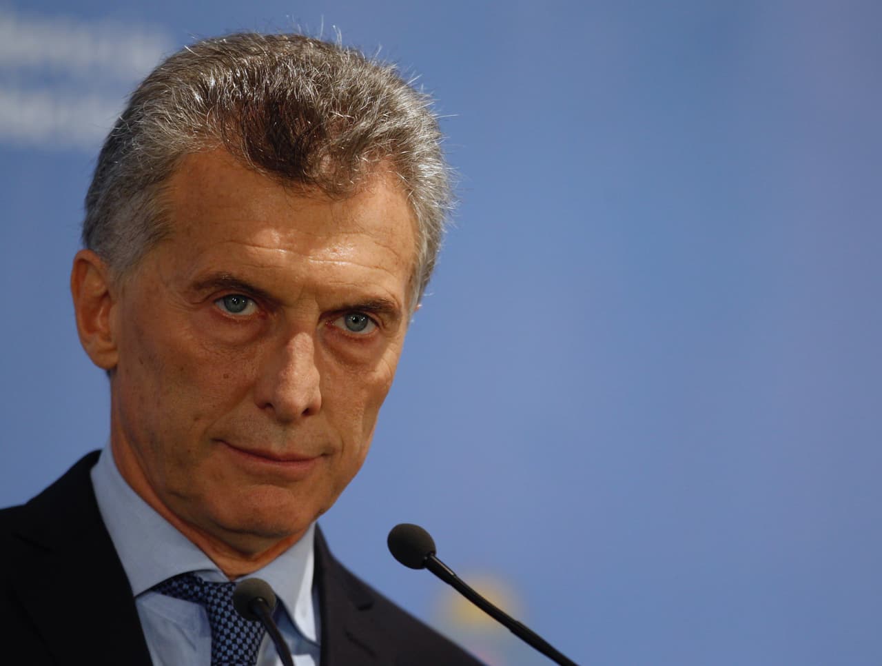Apedrean el auto de Macri en un fin de año con cortocircuitos en Argentina