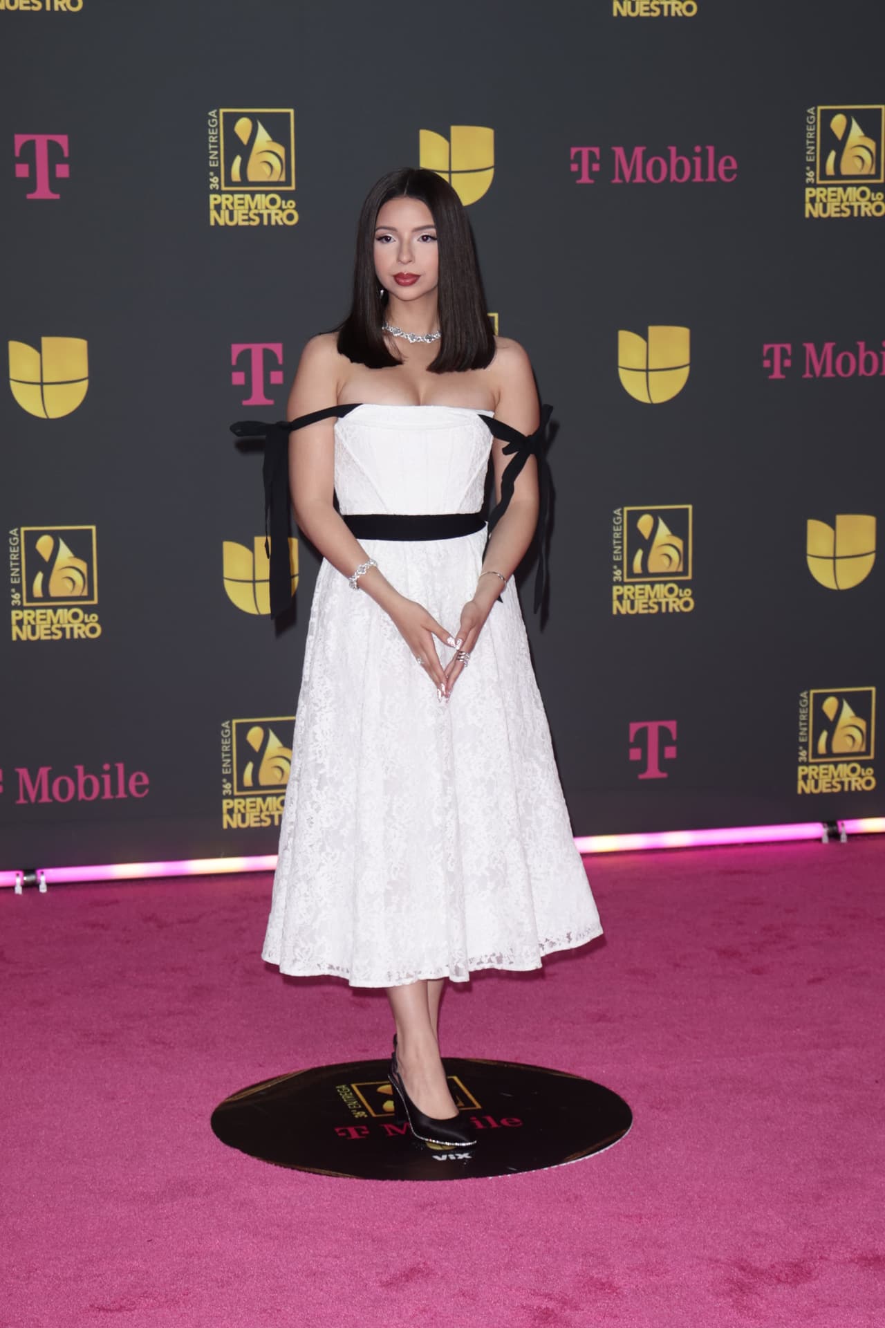 <b>Ángela Aguilar </b>lució nuevo look al dejarse ver con el cabello más largo y un vestido blanco que contrastó con detalles en negro.