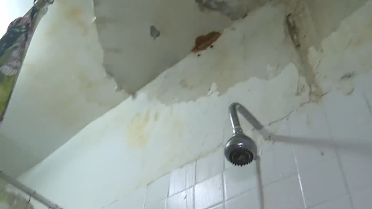 <b>Las filtraciones son evidentes</b>, dañando las paredes, los techos y corriendo el riesgo de que la estructura ceda. Así luce el baño de un vecino llamado Rafael.