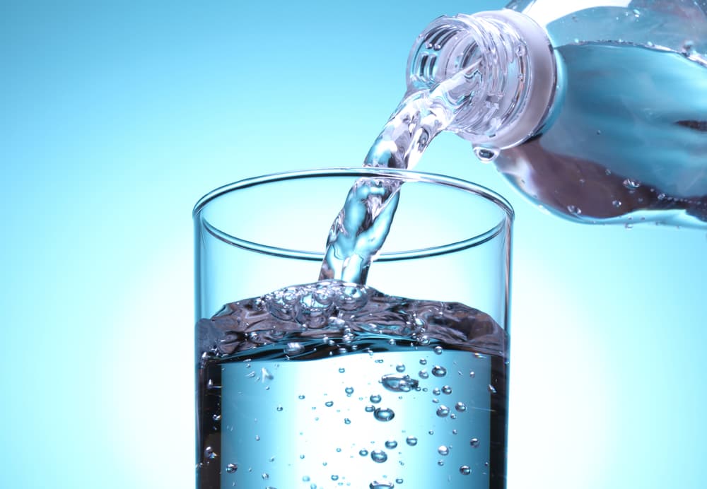 Según las teorías de Emoto "el pensamiento humano, las palabras, la música, las etiquetas en los envases, influyen sobre el agua y ésta cambia a mejor absolutamente. Si el agua lo hace, nosotros que somos 70-80% agua deberíamos comportarnos igual”.