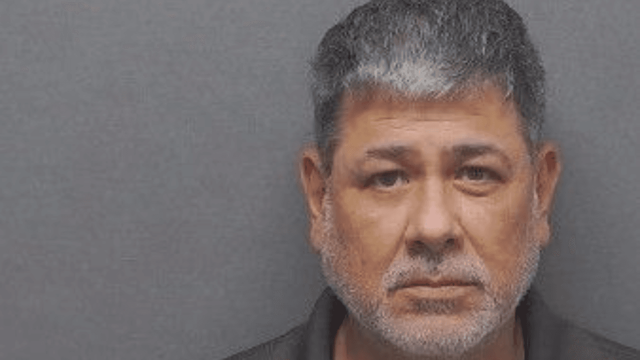 Hombre de Texas es acusado de hacer comentarios contra inmigrantes en Youtube y enfrenta cargo de amenaza terrorista